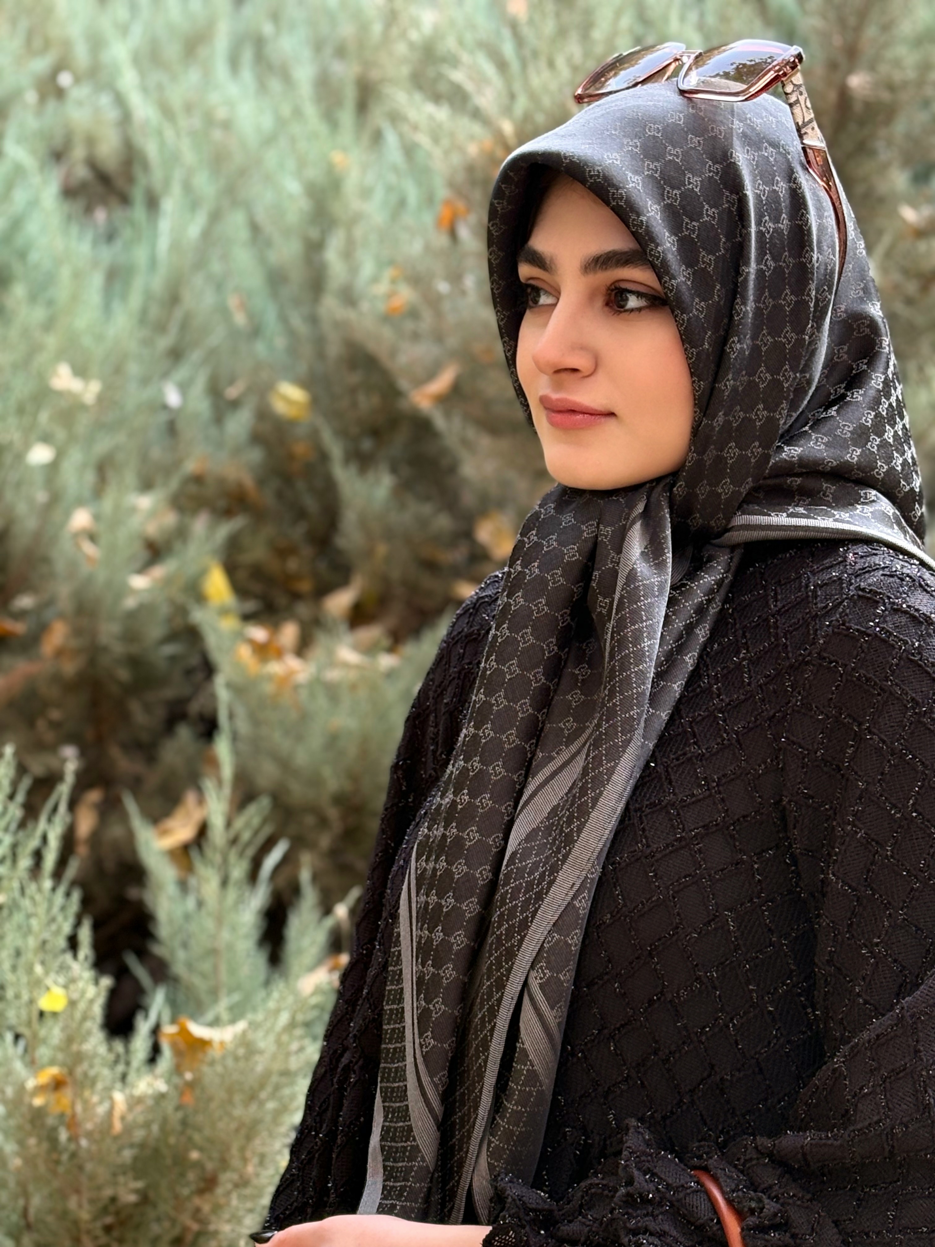 روسری نخ ابریشم ژاکارد لمه قواره۱۲۰طرح گوچی