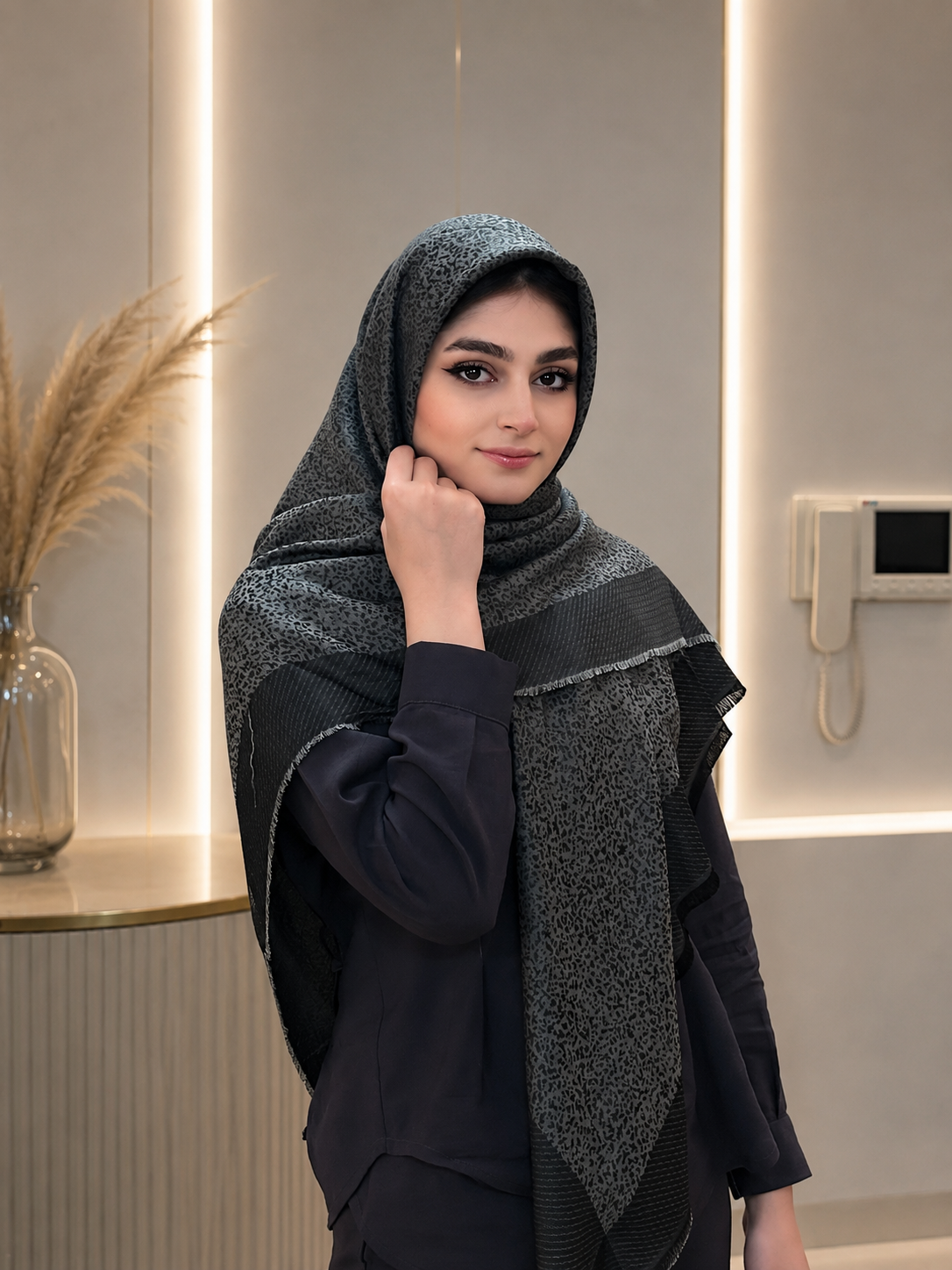 روسری نخ ابریشم ژاکاردلمه قواره۱۴۰طرح پلنگی ریزکد۰۴۷